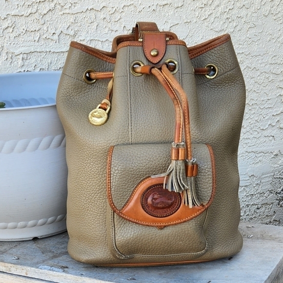 Dooney & Bourke All Weather Leather‎ ®Large Vintage Sling - Picture 1 of 15